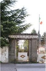 L’ingresso della caserma Mercanti di Appiano. Foto: USP/A.Pertl