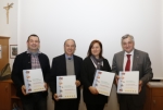 Il direttore Felix Ploner (Area Innovazione e Consulenza), l’intendente Roland Verra, la coordinatrice Claudia Rubatscher e l’assessore Florian Mussner hanno presentato oggi il nuovo materiale didattico (Foto: USP/rc)