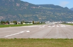 La pista di decollo e atterraggio dell’aeroporto di Bolzano: il futuro dello scalo sarà affidato ad un referendum popolare