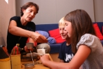 Bambini e adulti nello “Spazio famiglia” presso il Museo Archeologico dell’Alto Adige