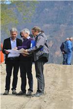 L’assessore Schuler (sx.) con l’attuale direttore dell’Agenzia della Protezione civile Pollinger (centro) in occasione di un sopralluogo   (FOTO: USP)