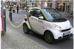 Un auto elettrica ad una stazione di carica: perfetto esempio di mobilità del futuro