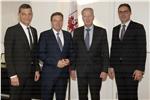 Kompatscher (a destra) con il Vicecancelliere Mitterlehner, il capitano Platter e il direttore della polizia tirolese Tomac 