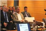 La zootecnia svolge un ruolo di enorme rilevanza per l’agricoltura. Così l’assessore Schuler (al centro) alla riunione plenaria della Lega delle associazioni allevatori (Foto: USP/M.Clara)