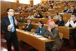 L’assessore Tommasini, rivolto agli oltre 300 docenti di inglese intervenuti al convegno: Vogliamo creare scuole multilingui e abbiamo bisogno del vostro aiuto (Foto: USP/M.Ebert)