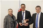 L’opuscolo della Fondazione Golser consegnato al presidente Kompatscher dal professor Wenning e da Inga Hosp