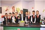 Il presidente della Provincia, Arno Kompatscher, con i giovani allievi della Scuola "Cesare Ritz" allo stand di Fiera Hotel