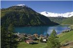 Im Schnalstal soll ein 550-Betten-Hotel mit Dorfcharakter (Chalets) entstehen. Im Bild: Vernagt am smeragdgrünen Stausee. Foto: Hubert Gr++ner