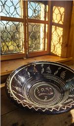 Un piatto in ceramica prodotto in Val Pusteria nel 1837 esposto nella mostra inaugurata al Museo degli usi e costumi di Teodone