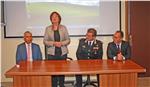 L’assessora Stocker nel corso del suo intervento presso il Comando della Legione Carabinieri Da sin.: Helmuth Sinn, l’assessora Martha Stocker, il generale Massimo Mennitti, il procuratore Giancarlo Bramante Foto: USP/FG