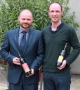 Der Direktor der Gutsverwaltung Laimburg, Daniel Bedin (links mit Col de Réy), und der Kellermeister Urban Piccolruaz (rechts mit dem Gewürztraminer Elyònd) präsentieren die prämierten Weine