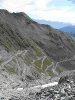 Auch auf der Staatsstraße aufs Stilfser Joch sind außerordentliche Instandahltungsarbeiten vorgesehen (FOTO:LPA)