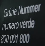 Ältere Menschen, pflegende Angehörige und Altenpfleger, die Gewalt erfahren oder Zeugen von Gewalt werden, können sich an die grüne Nummer 800-001800 wenden.