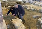 Archäologin Catrin Marzoli und LR Florian Mussner schauen sich die Mauerreste der römerzeitlichen Gebäude genauer an (FOTO: Angelika Schrott/www.provinz.bz.it/news)