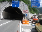 Neu im Landesstraßennetz: Anpralldämpfer sorgen im Bereich der Pustertaler Staatsstraße am Tunnelportal bei Mühlbach für mehr Sicherheit - Foto: LPA/Landesstraßendienst