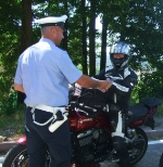 Nein, kein Knöllchen, sondern ein No-Credit-Flyer: Ordnungshüter werden am Wochenende wieder Infos zur Verkehrssicherheit geben