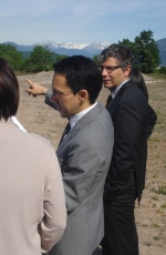 Landesrat Christian Tommasini mit Andrea Sega, Direktor der Abteilung Hochbau des Landes, und Vertretern der Stadtgemeinde Leifers bei der Ortsbesichtigung für den Bau der Überführung und des Radrings Leifers. Foto: LPA/F. Oliver 