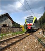 An den Wochenenden im August gibt es auf der Bahnstrecke Pustertal Zusatzzüge (FOTO:LPA)