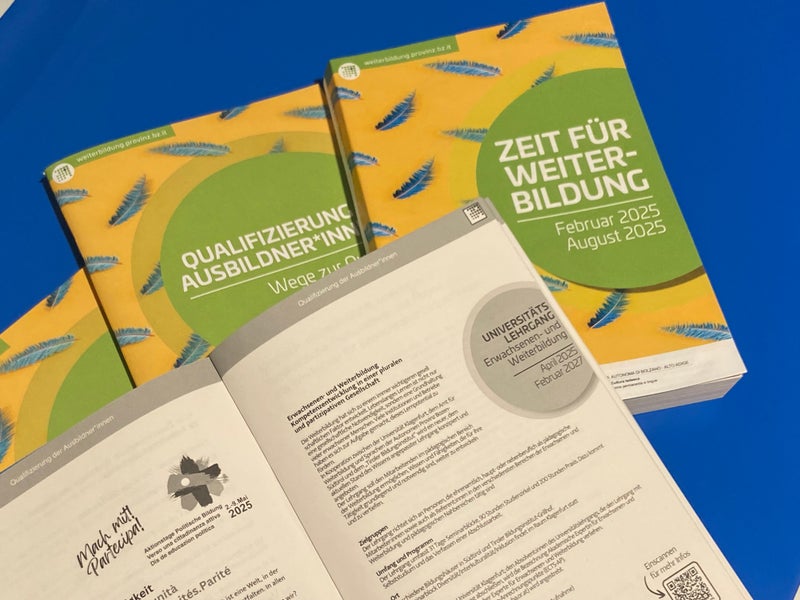 In der Broschüre "Zeit für Weiterbildung" ist auf 350 Seiten das Kursprogramm der deutschsprachigen Weiterbildungsangebote unterschiedlicher Anbieter zu finden. (Foto: LPA/Amt für Weiterbildung und Sprachen)