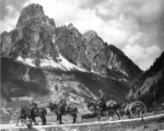 Na imaja de soldas a Corvara tratan la perioda dla Pröma Vera Mondiala. Foto: Archif Istitut Ladin „Micurà de Rü“