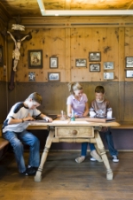 L Museum Ladin mët a jì  n workshop dai 14 ai 20 de fauré per jëuni danter i 14 y 20 ani per mparé a fé videospots y videoclips nce tres l’adurvanza de n drohne. (Foto: Museum Ladin)