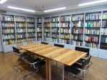 La biblioteca dl Ciamp Inovaziun y Consulënza é da ciafé tla sënta dl Departimënt, tla strada Binder/Bottai 29 a Balsan, y pó gní consultada da püch ince sön internet. (Foto: USP)