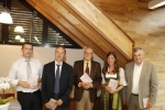 Tratan la presentaziun (d.m.c.): le diretur dl Ciamp Inovaziun y Consulënza Felix Ploner, l’intendënt Roland Verra, l’autur Franz Vittur, Daria Valentin (letorat) y l’assessur Florian Mussner. (Foto: USP/rc)