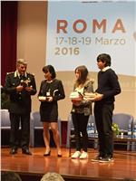 Lisa Verginer y Philipp Augschöll tratan la manifestaziun de premiaziun dles Olimpiades de talian a Roma.