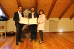 Premio Paul Flora 2015: il giovane artista tirolese Oliver Laric è stato insignito con il riconoscimento dagli assessori provinciali alla cultura Beate Palfrader e Philipp Achammer nell’ambito di una cerimonia a Glorenza (Foto: USP/Alexandra Pan)