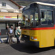 Un autobus della linea "Postauto" davanti alla Ferrivia della Venosta.