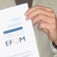 Il direttore della Ripartizione lavoro Helmuth Sinn, assieme ad alcuni collaboratori, mostra il certificato Efqm