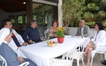 Klara Rabensteiner, Robert Pirhofer, Richard Josef Sigmund, l’assessora Martha Stocker, Gerhard Lipp ed Andrea Gabis nel corso della visita alla clinica Martinsbrunn (FOTO:USP - A. Schrott)