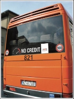 Vetrofanie "No credit" sui bus extraurbani per sensibilizzare contro gli incidenti in moto