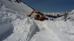 Mezzi al lavoro per liberare dalla neve la strada che porta a Passo Pennes