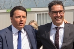 Il premier Renzi accolto dal presidente Kompatscher all’arrivo all’aeroporto di Bolzano (Foto USP/ohn)