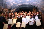 Foto di gruppo per i premiati, assieme al presidente Kompatscher e all’assessora Stocker