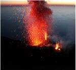 Immagine di un vulcano in eruzione 