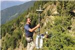 Andreoli mentre installa una telecamera comandata da pluviometro sul bacino del Gadria in val Venosta. Foto: USP