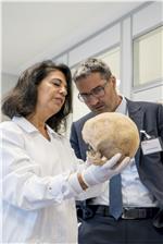 Il presidente Kompatscher nel laboratorio delle mummie di Eurac Research a NOI Techpark (foto Eurac Research)