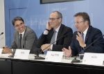 Presidente Kompatscher, Presidente Rossi e il capitano Platter durante la conferenza stampa nel Landhaus di Innsbruck. Foto: Land Tirol/Die Fotografen.