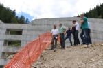 L’assessore Schuler durante il sopralluogo alla barriera di Santa Maddalena di Casies