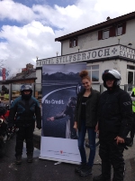 Una fase dell’azione No Credit tra i motociclisti sulla strada di Passo Stelvio