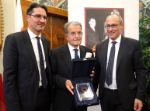 Arno Kompatscher assieme a Ugo Rossi e Romano Prodi, che ha ricevuto il Premio Alcide De Gasperi