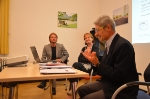 L’assessora Martha Stocker (centro), con Peter Koler di Forum Prevenzione (sx) e Hermann Atz di apollis (dx) alla presentazione dell’evaluazione della campagna "Bere responsabile" (Foto:USP/M.Ebert)