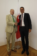 Andreas Khol in posa davanti al gonfalone provinciale con il presidente Arno Kompatscher