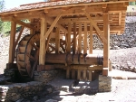 La ricostruzione del frantoio del minerale sul sentiero dei minatori a Predoi Foto Museo provinciale delle miniere