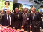 Assieme all’assessore Schuler alla "Fruit Logistica" a Berlino c’erano anche rappresentanti dei produttori ortofrutticoli altoaesini (Foto: USP)