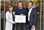 Gli assessori Beate Palfrader (sx) e Philipp Achammer (dx) hanno consegnato il premio all’artista Christoph Raitmayr 