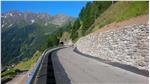 Negli ultimi cinque anni lungo la strada di Passo Rombo sono stati costruiti muri parapetto su una lunghezza di 1.660 metri e posizionati guardrail in un tratto di 2.110 metri (Foto: Ripartizione Servizio Strade)