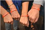 I braccialetti con il motto della 1a Giornata pari opportunità delle donne, "Yes she can!" (Foto: USP/B.Franzelin)